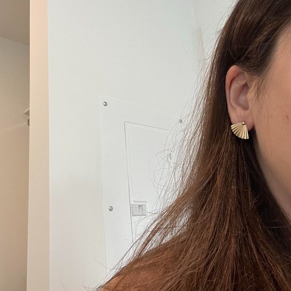 Fan Earrings - Picture 2 of 3